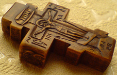 Резной деревянный крестик с Архангелами