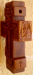 Дерево. Крестик с образами Св. Николая Чудотворца, Св. Арх. Михаила и Св. Георгия Победоносца