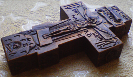 Резной деревянный крестик с иконками по сторонам