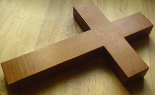 Большой деревянный крест.