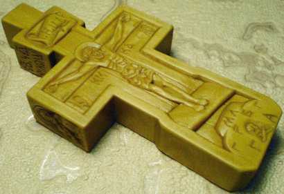 Резной крестик с образами Св. Николая Чудотворца и Богородицы.