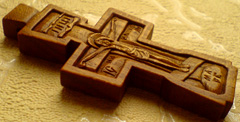 Резной деревянный нательный крест