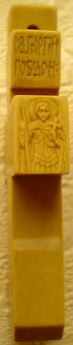 Резьба. Крестик с образами Св. Николая Чудотворца и Св. Георгия Победоносца.