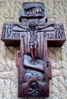 Нательный резной маленький деревянный крестик. На обратной стороне крестика - Иисусова молитва