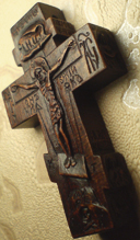 Резной деревянный крестик нательный